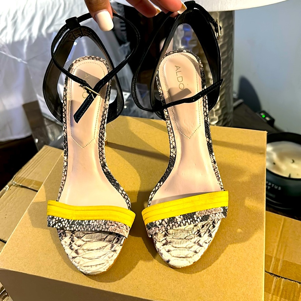 Beautiful heels size 7 1/2 true to size if you are a 7/7 1/2 these fit perfect.